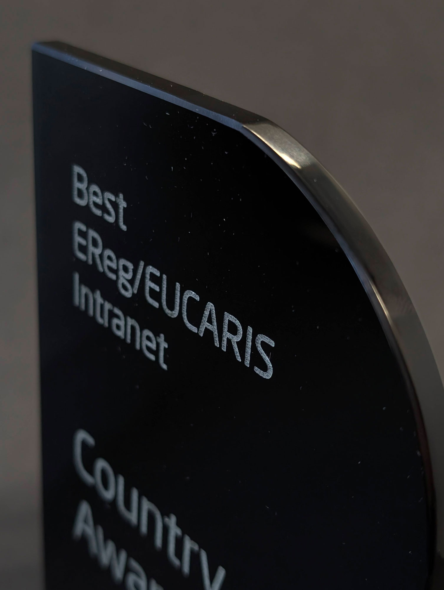 CSDD ERegEucaris Country Award pulēts melns stikls